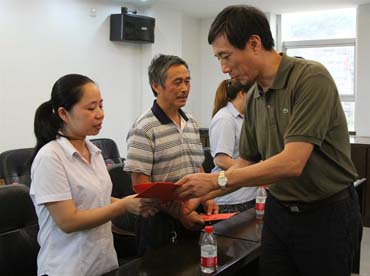 省總工會黨組書記、副主席陳震一行到順昌虹潤精密儀器有限公司慰問困難職工